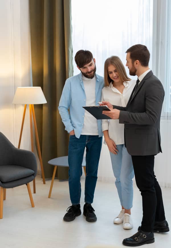 Agente de seguro mostrando información a pareja
